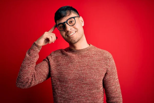 Joven Hombre Hispano Guapo Usando Anteojos Nerd Sobre Fondo Rojo —  Fotos de Stock