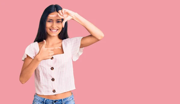 Menina Latina Bonita Nova Vestindo Roupas Casuais Sorrindo Fazendo Moldura — Fotografia de Stock