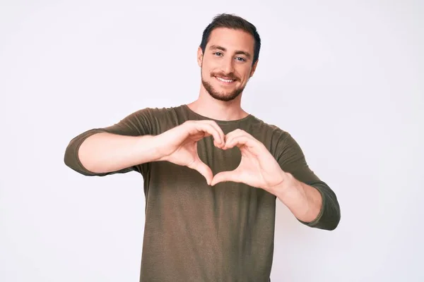 Joven Hombre Guapo Con Ropa Casual Sonriendo Amor Haciendo Forma — Foto de Stock