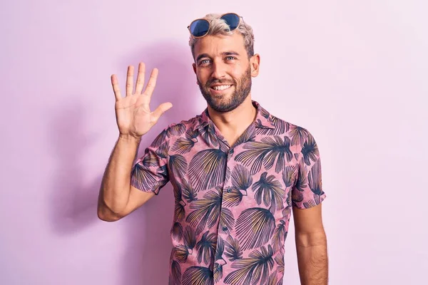 Knappe Blonde Man Vakantie Met Casual Shirt Zonnebril Roze Achtergrond — Stockfoto