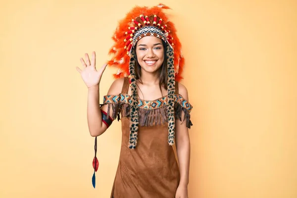 Jong Mooi Latijn Meisje Dragen Indiaans Kostuum Tonen Wijzen Met — Stockfoto