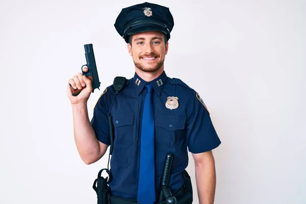 Jonge Blanke Man Draagt Politie Uniform Met Pistool Ziet Positief — Stockfoto