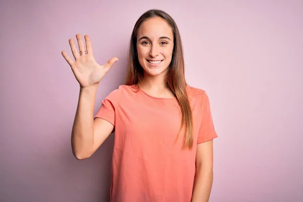 Junge Schöne Frau Lässigem Shirt Das Vor Isoliertem Rosa Hintergrund — Stockfoto