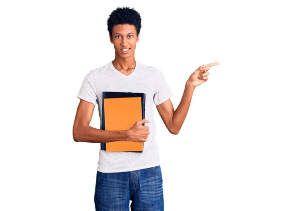 Ung Afrikansk Amerikansk Man Håller Boken Leende Glad Pekar Med — Stockfoto