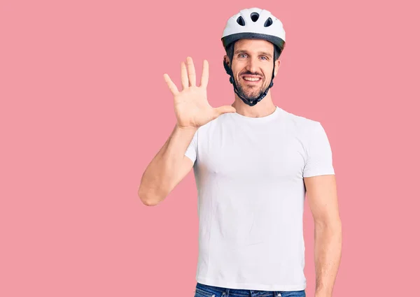 Joven Hombre Guapo Con Casco Bicicleta Mostrando Apuntando Hacia Arriba —  Fotos de Stock