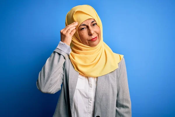 Středověká Brunetka Obchodní Žena Nosí Muslimský Tradiční Hidžáb Přes Modré — Stock fotografie