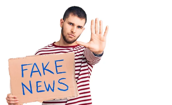 Jonge Knappe Man Met Nep Nieuwsbericht Banner Met Open Hand — Stockfoto