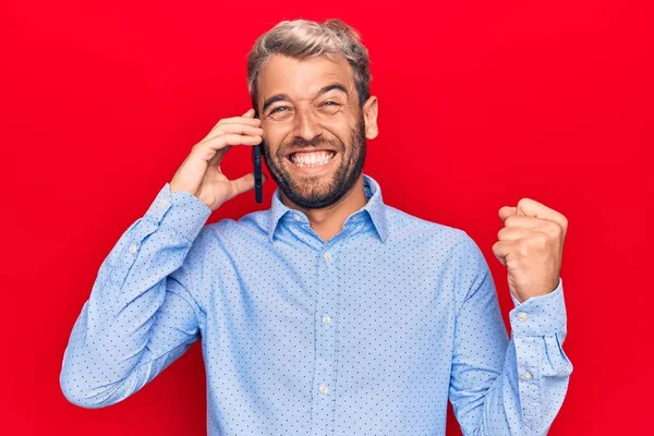 Joven Guapo Rubio Con Barba Conversando Smartphone Gritando Orgulloso Celebrando — Foto de Stock