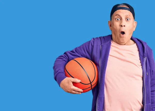 Senior Bonito Homem Cabelos Grisalhos Segurando Bola Basquete Assustado Espantado — Fotografia de Stock