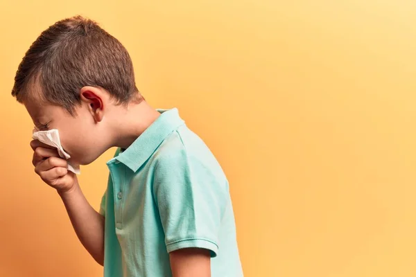 Adorable Enfermedad Niño Rubio Usando Pañuelo Papel Nariz Pie Sobre —  Fotos de Stock