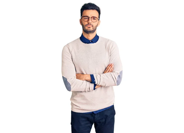 Zarif Kıyafetler Giyen Gözlüklü Şüpheci Gergin Genç Yakışıklı Spanyol Bir — Stok fotoğraf