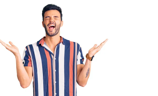 Joven Hombre Hispano Guapo Con Camisa Verano Casual Celebrando Loco — Foto de Stock