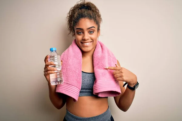 Joven Mujer Deportiva Afroamericana Haciendo Deporte Usando Toalla Bebiendo Botella —  Fotos de Stock