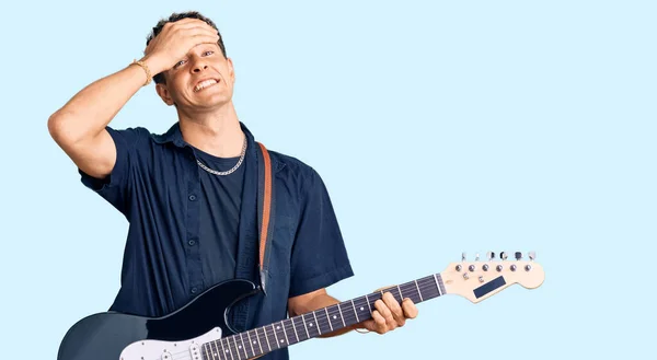 Jovem Homem Bonito Tocando Guitarra Elétrica Estressado Frustrado Com Mão — Fotografia de Stock
