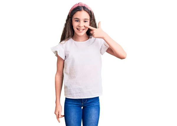 Мила Дівчинка Іспаномовним Дитячим Одягом Вказує Ручним Пальцем Обличчя Ніс — стокове фото