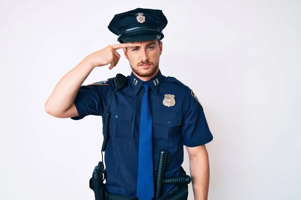 Ung Kaukasisk Man Polisuniform Som Pekar Olyckligt Finne Pannan Ful — Stockfoto