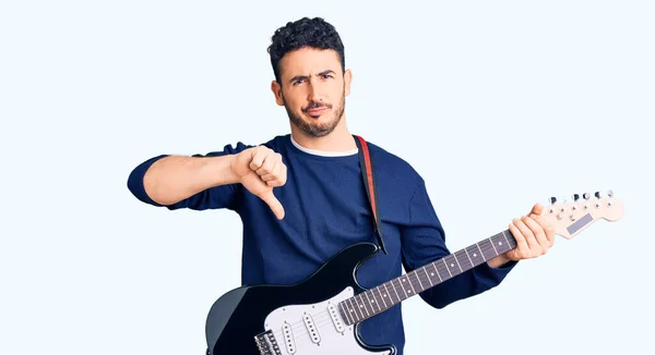 Öfkeli Yüzüyle Elektro Gitar Çalan Genç Spanyol Adam Olumsuz Işaret — Stok fotoğraf