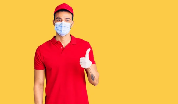 Ung Stilig Hispanic Man Bär Leverans Uniform Och Medicinsk Mask — Stockfoto