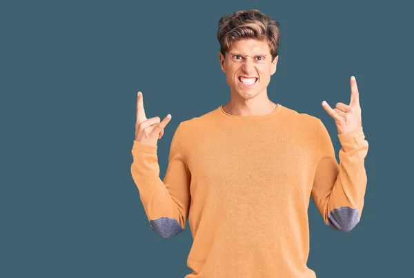 Homem Bonito Jovem Vestindo Roupas Casuais Gritando Com Expressão Louca — Fotografia de Stock