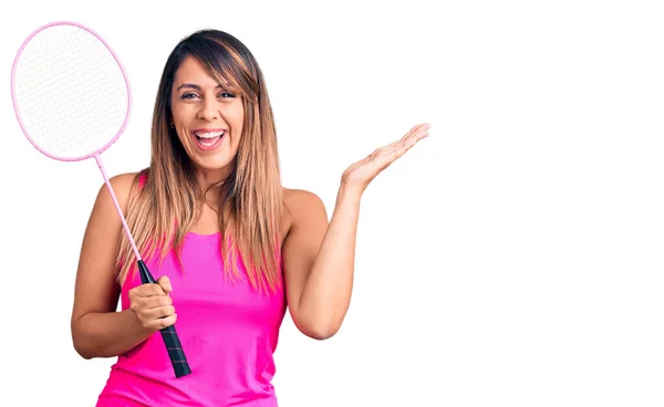 Joven Hermosa Mujer Sosteniendo Raqueta Bádminton Celebrando Victoria Con Sonrisa — Foto de Stock