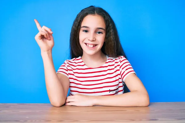 Schattig Hispanic Kind Meisje Dragen Casual Kleding Zitten Tafel Lachend — Stockfoto