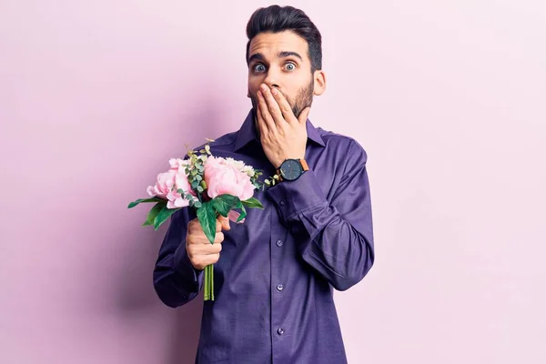 Ung Stilig Man Med Skägg Håller Bukett Blommor Täcker Munnen — Stockfoto