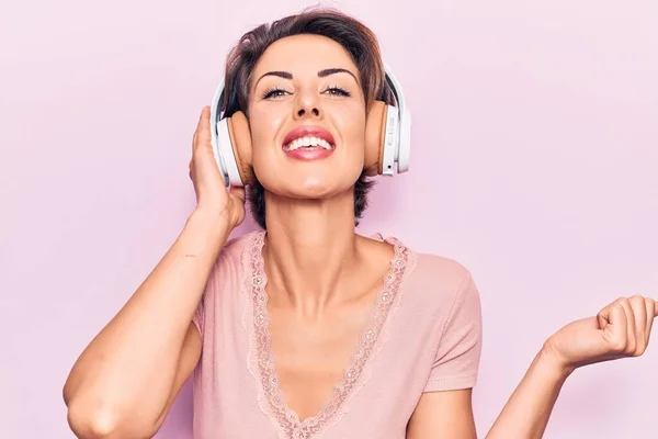 Jovem Mulher Bonita Ouvindo Música Usando Fones Ouvido Gritando Orgulhoso — Fotografia de Stock