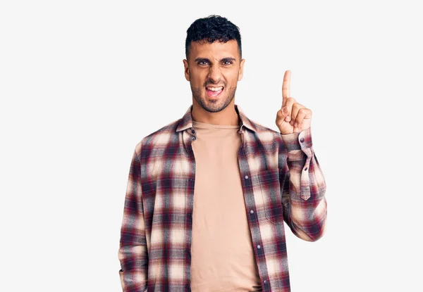 Ung Latinamerikan Bär Tillfälliga Kläder Som Pekar Finger Upp Med — Stockfoto