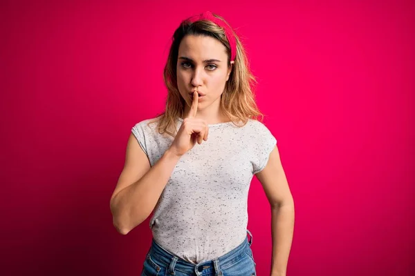 Jonge Mooie Blonde Vrouw Draagt Casual Shirt Staan Geïsoleerde Roze — Stockfoto