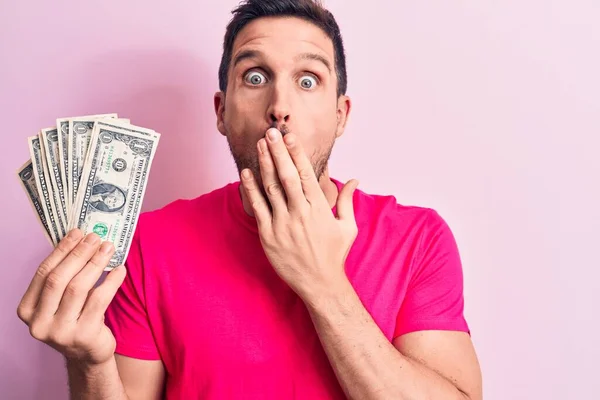 Joven Hombre Guapo Sosteniendo Montón Billetes Dólares Sobre Fondo Rosa —  Fotos de Stock