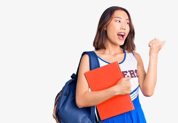 Młoda Piękna Chinka Mundurze Cheerleaderki Studenckim Plecaku Trzymająca Segregator Wskazujący — Zdjęcie stockowe