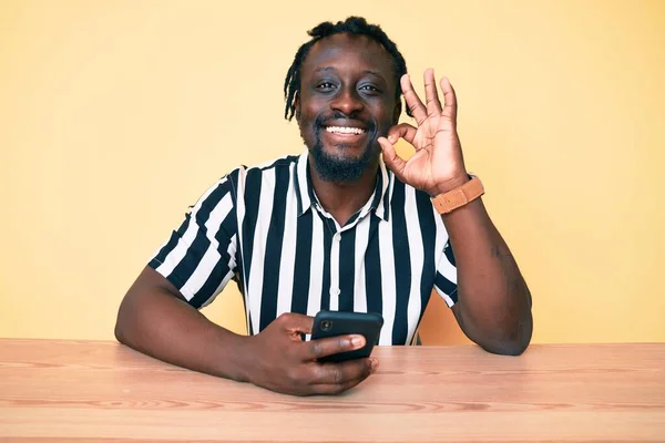 Saçları Örgülü Akıllı Telefon Kullanan Parmaklarıyla Imza Atan Gülümseyerek Mükemmel — Stok fotoğraf