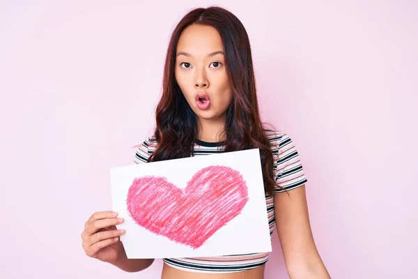 Jong Mooi Chinees Meisje Houden Hart Vorm Papier Bang Verbaasd — Stockfoto