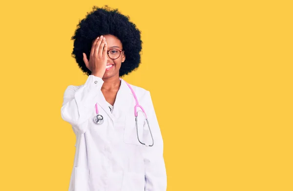 Fiatal Afro Amerikai Orvosi Kabátot Sztetoszkópot Visel Egyik Szemét Kézzel — Stock Fotó
