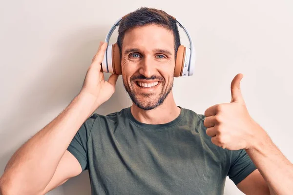 Genç Yakışıklı Adam Müzik Dinliyor Kulaklık Takıyor Izole Edilmiş Beyaz — Stok fotoğraf