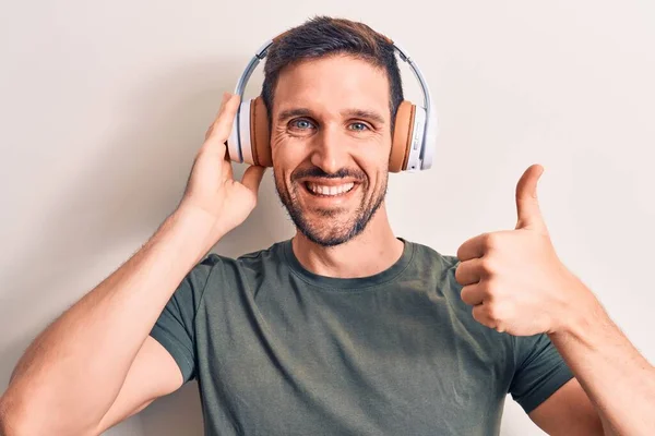 Jovem Bonito Homem Ouvindo Música Usando Fones Ouvido Sobre Fundo — Fotografia de Stock