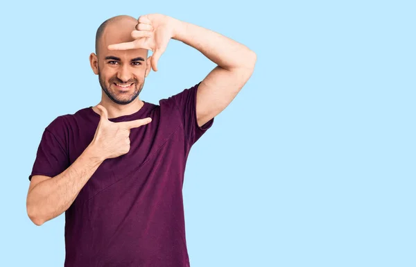 Joven Hombre Guapo Con Camiseta Casual Sonriendo Haciendo Marco Con — Foto de Stock