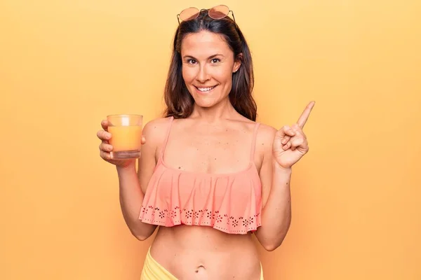 Vacker Brunett Kvinna Semester Bär Bikini Dricksglas Hälsosam Apelsinjuice Ler — Stockfoto