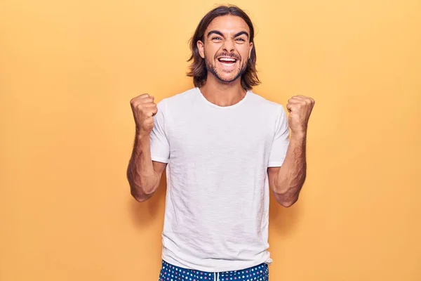 Joven Hombre Guapo Con Ropa Casual Celebrando Sorprendido Sorprendido Por — Foto de Stock