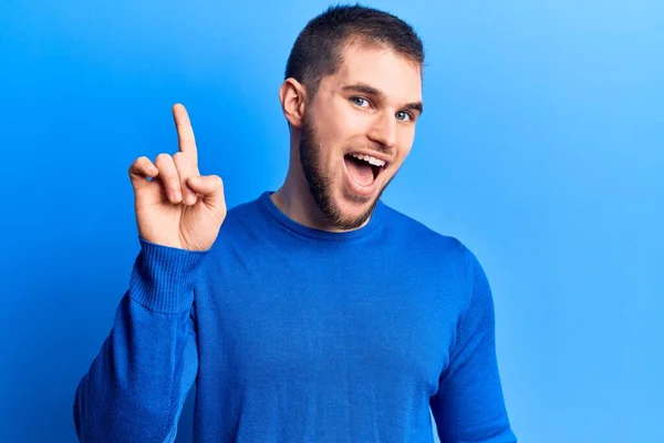 Giovane Bell Uomo Che Indossa Maglione Casual Sorridente Con Idea — Foto Stock