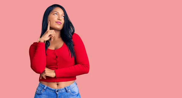 Hispanic Kvinna Med Långt Hår Bär Casual Kläder Allvarliga Ansikte — Stockfoto