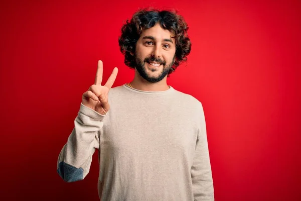 Jovem Homem Bonito Com Barba Vestindo Camisola Casual Sobre Fundo — Fotografia de Stock