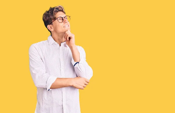 Joven Hombre Guapo Con Ropa Negocios Gafas Con Mano Barbilla — Foto de Stock