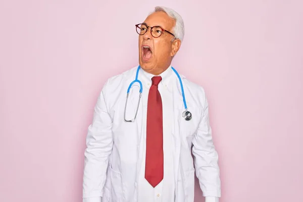Starszy Siwy Lekarz Średnim Wieku Noszący Stetoskop Profesjonalny Płaszcz Medyczny — Zdjęcie stockowe