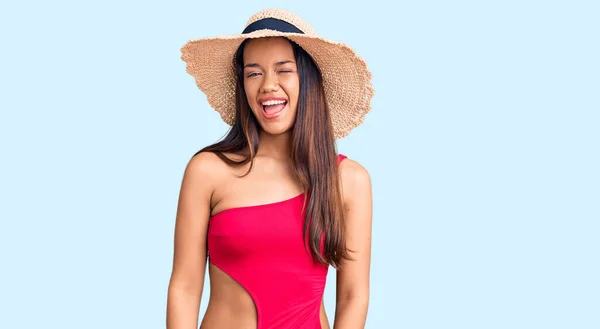 Joven Hermosa Chica Latina Con Traje Baño Sombrero Verano Guiño — Foto de Stock