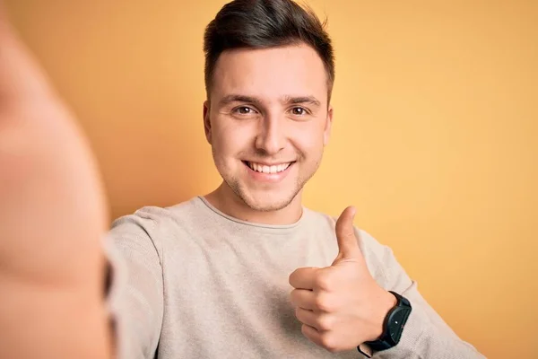 Giovane Uomo Caucasico Bello Parlando Una Foto Selfie Sfondo Giallo — Foto Stock