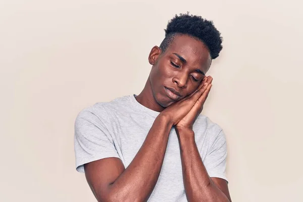 Jovem Afro Americano Vestindo Roupas Casuais Dormindo Cansado Sonhando Posando — Fotografia de Stock