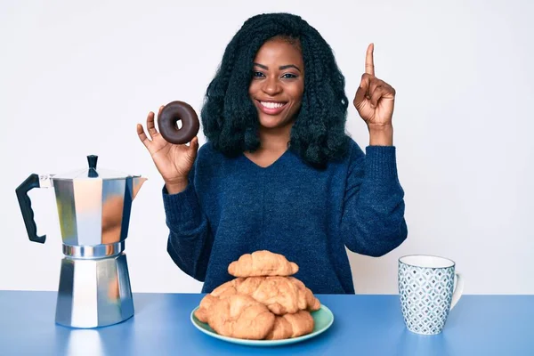 Beautiful African Woman Eating Breakfast Holding Cholate Donut Smiling Idea — Stock Photo, Image