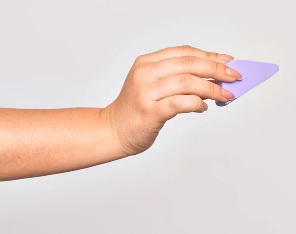 Mano Giovane Donna Caucasica Possesso Spugna Trucco Viola Sfondo Bianco — Foto Stock