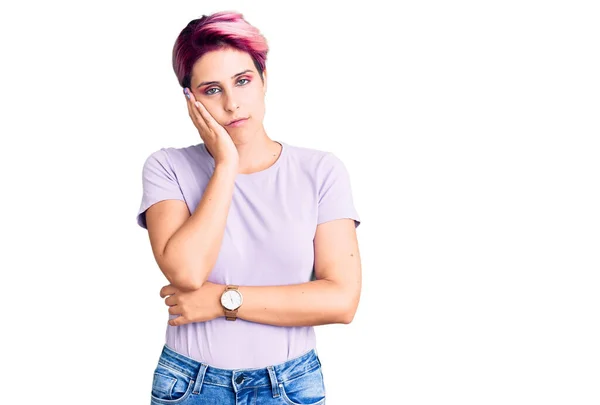 Jovem Mulher Bonita Com Cabelo Rosa Vestindo Roupas Casuais Pensando — Fotografia de Stock